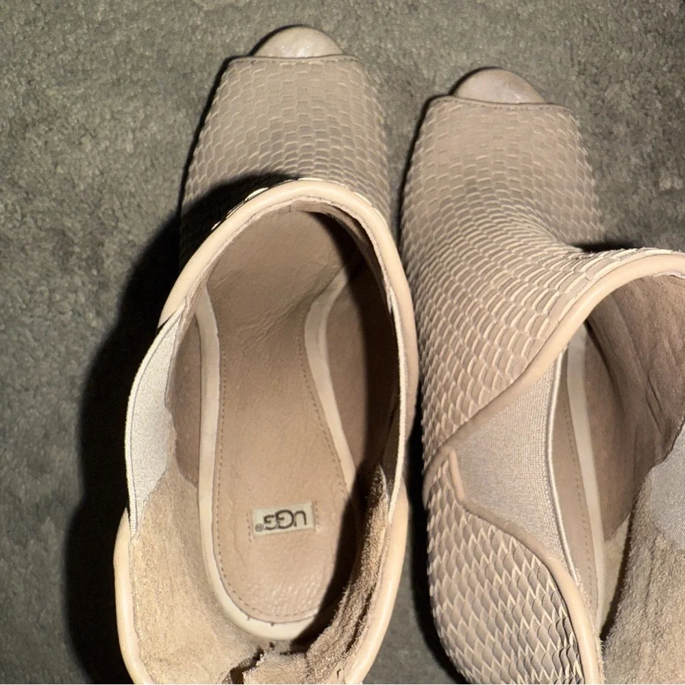 UGG‎ Textured Tan Wedge Booties